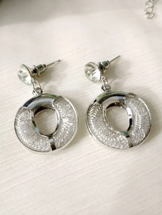 Elegant%20Silver%20Jewelry%20Combo%20Set%20for%20Women%20%7C%20Jewelry%E2%80%93%20Necklace,%20Earrings%20&%202%20Sets%20of%20Bangles%20%7C%20Stylish%20Party%20Wear%20Fashion%20Set%20%7C%20Gift%20Set%20for%20Girls%20&%20Ladies%20-%20Image%202