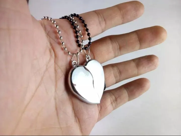Silver%20Magnetic%20Broken%20Heart%20Necklace%20Locket%20-%20Heavy%20Metal%20Magnetic%20Heart%20Pendant%20Necklace%20Gift%20For%20Friends%20Couples%20-%20Image%203