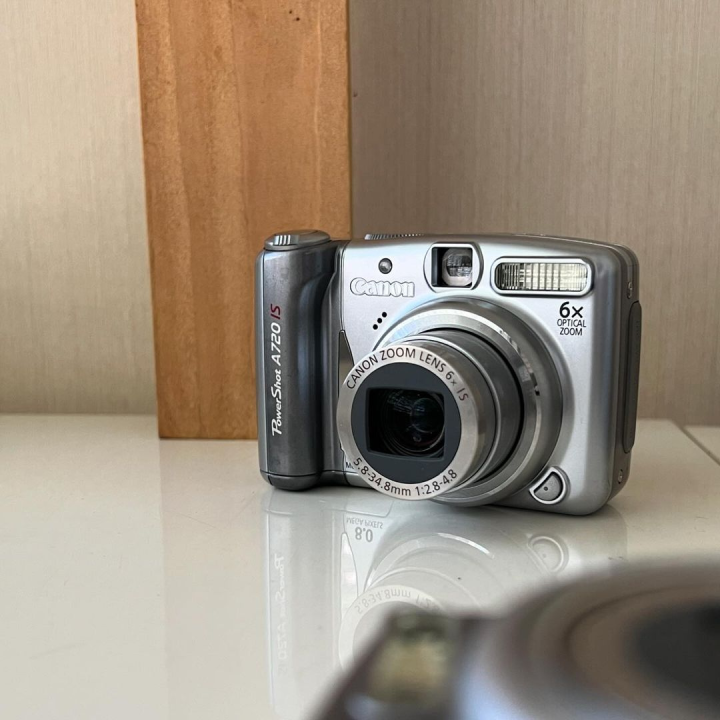 Canon A720 IS - Versatile Compact Digital Camera with 6x Optical Zoom, 8MP Sensor, and Optical Image Stabilizer – Ideal for Capturing Stunning Photos and Videos