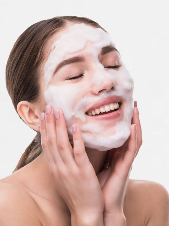 Golden%20Pearl%20%20Foaming%20Face%20Wash%20for%20Brighter%20Skin%2075%20ml%20-%20Image%204