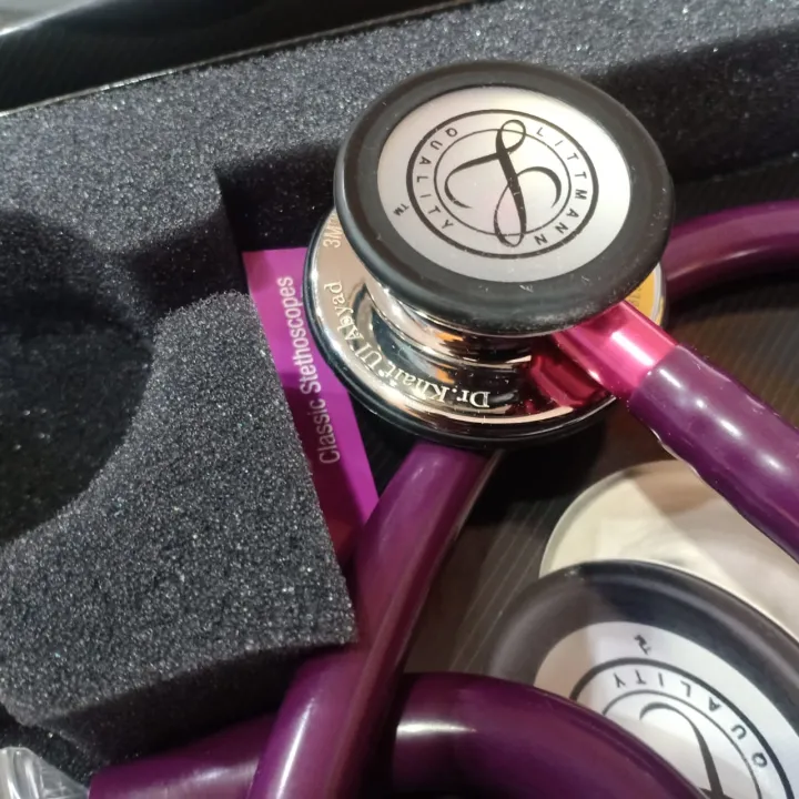 Littmann%C2%AE%20Classic%20III%E2%84%A2%203M%E2%84%A2%20%20Monitoring%20Stethoscope,%20Mirror%20Chestpiece,%20Plum%20Tube,%20Pink%20Stem%20and%20Smoke%20Headset%20-%20Image%204