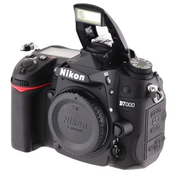 Nikon%20D7000%20DSLR%20Camera%20Big%20Body%20-%20Image%207