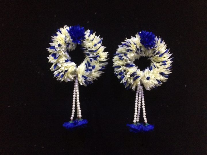 Artificial%20Hand%20Gajra%20/%20Bangles%20/%20kangan%20Dark%20Blue%20&%20offwhite%20colour%20with%20latkon.%20-%20Image%204