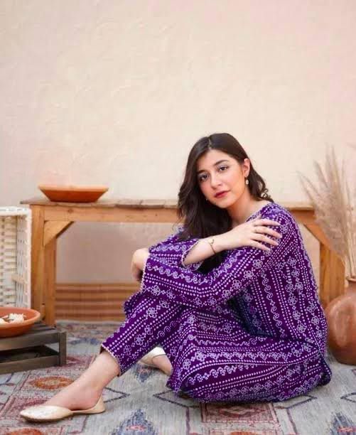 woman%20wears%20girls%20cloth%20unstiched%20Lawn%20printed%20:chunri%20print%20Fabric*LAWN%20Fabric%20Quality:90/70%20Description%20%202PC%20Suit%20-%20Image%204