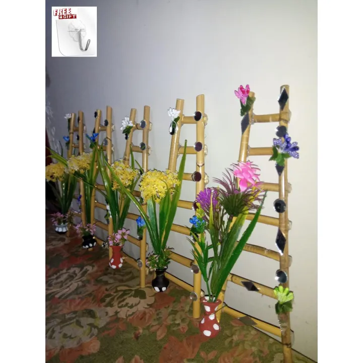 Decorated%20Cane%20Wood%20Ladder%20With%20Gift%20-%20Image%202