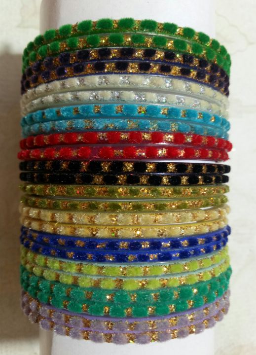 Pack%20of%203%20%7C%20Kids%20Glass%20Bangles%20Multi%20Colour%2024%20pieces/%202%20Dozen%20velvet%20&%20Glitter%20glass%20bangles%20for%20baby%20girls%20(%20bachio%20ko%20choria%20-%20Image%204