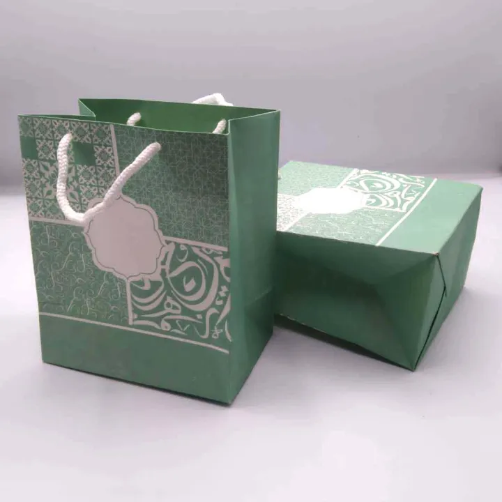 Paper%20Bags%20Small%20Product%20Packing%20Gift%20items%20Umrah%20Gift%20packing%20Hajj%20Mubarak%20Tasbi%20Topi%20Zamzam%20Packing%20Birthday%20gift%20Wedding%20Gift%20Congratulations%20Friendship%20Gift%20Packing%20bags%20-%20Image%202