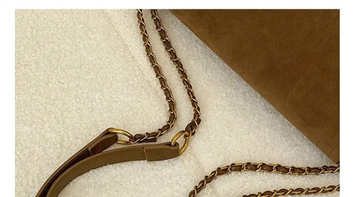 Elegant%20Black%20Suede%20and%20Leather%20Shoulder%20Bag%20for%20Women%20%E2%80%93%20Gold%20Chain%20Strap,%20Vintage%20Clasp%20Closure,%20Luxe%20Texture,%20Spacious%20Design%20%E2%80%93%20Perfect%20for%20Office,%20Travel,%20Brunch,%20or%20Evening%20Occasions.%20-%20Image%205