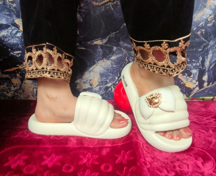 Trendy Deluxe chappal for Females, Latest design slippers for Women, Low price ladies chappal of Deluxe Shoes