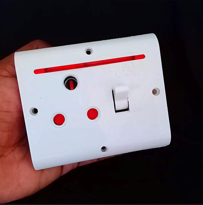 BUSH%20Power%20Plug%20Bakelite%2020A,%20250V%203%20Pin%20Heavy%20Duty%20Power%20Plug%20Socket%20For%20AC%20-%20Image%203