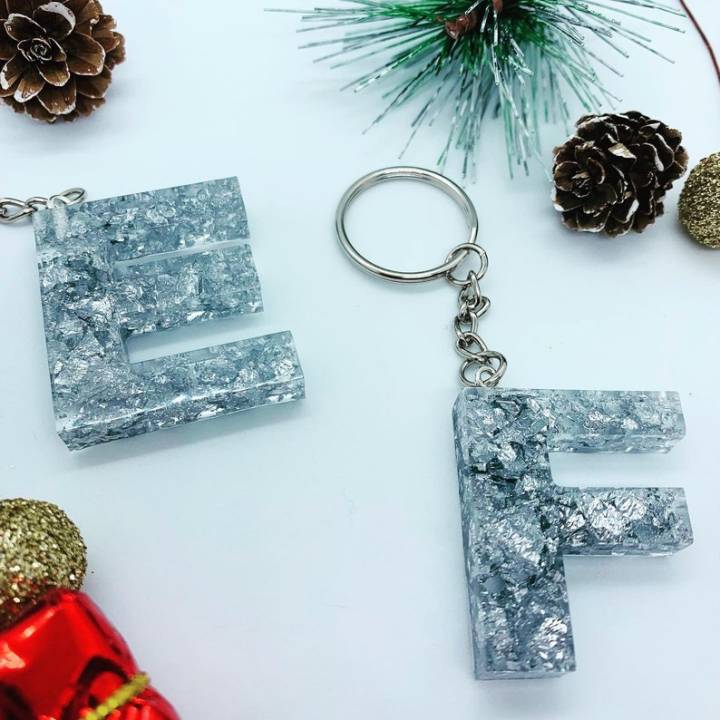 1x%20keychain-%20golden%20/%20silver-%20Initial%20keychain-%20glittered%20with%20foil-%20fancy%20keychain-%20Resin-%20Epoxy%20-%20Image%207