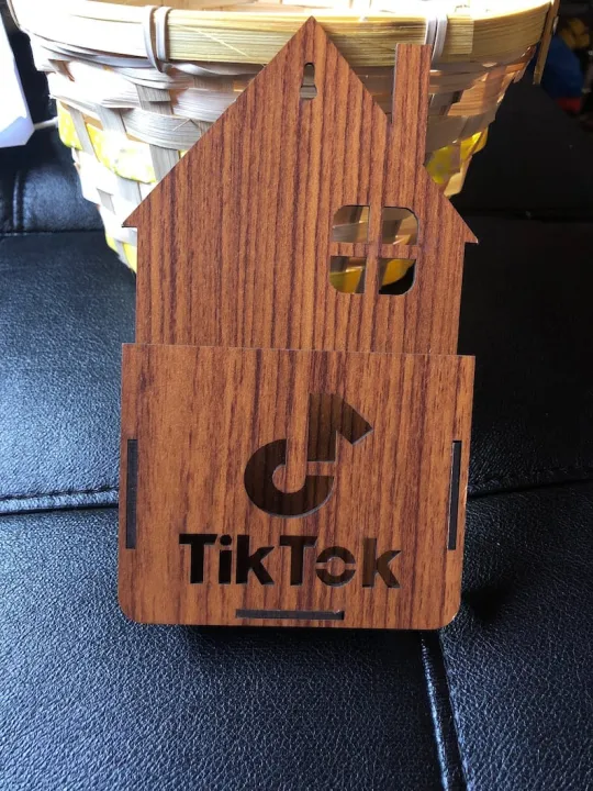 Wooden%20Wall%20Mounted%20Mobile%20Phone%20Charging%20Holder%20with%20Secure%20Slot%20Design%20-%20Image%208