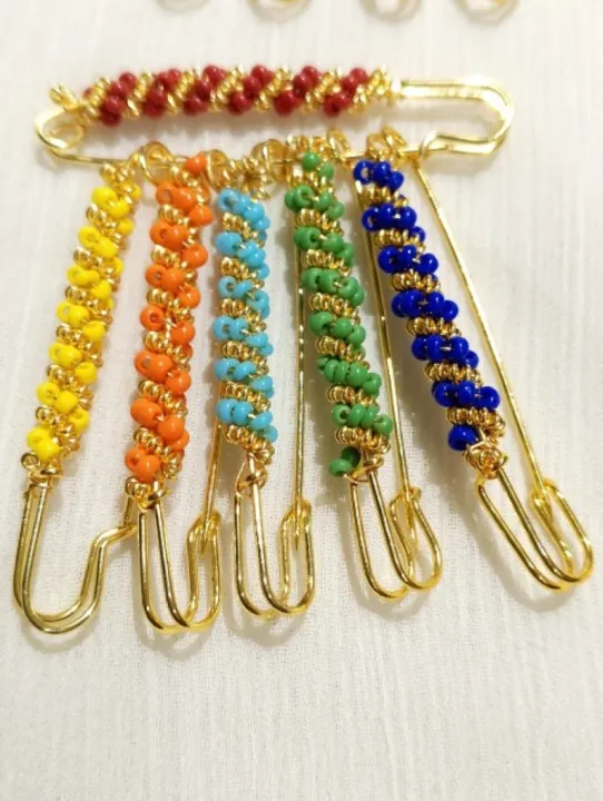 Elegant%20Hijab%20Pins%20%E2%80%93%20Pack%20of%206%20Fancy%20Safety%20Pins%20with%20Seed%20Beads%20-%20Image%204