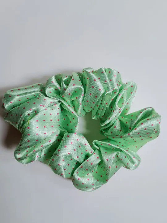 Printed%20Silk%20Scrunchies%20for%20Women,%20High-Quality%20Stretchy%20Hair%20Accessories,%20Multicolor%20(1%20Pack)%20-%20Image%206