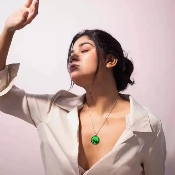 Moon%20Necklace%20Glow%20in%20the%20Dark,%20Luminous%20Crescent%20Moon%20Pendant%20Necklace,%20Glowing%20Jewelry%20for%20Women%20&%20Girls,%20Night%20Party%20Gift%20-%20Image%204