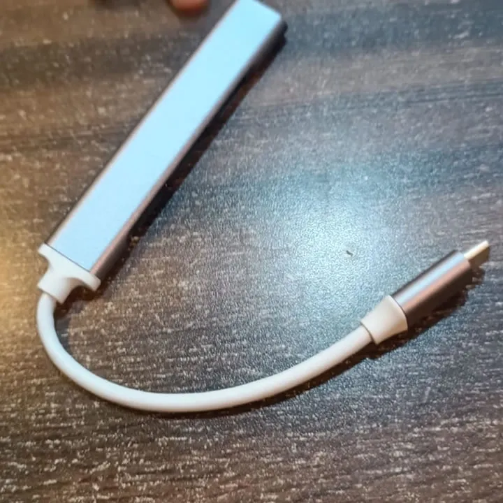 Type%20C%20USB%20Hub%20-%204%20Ports%20-%20USB%20C%20Hub%20for%20Mobile%20Phone%20/%20Laptop%20-%20Image%203