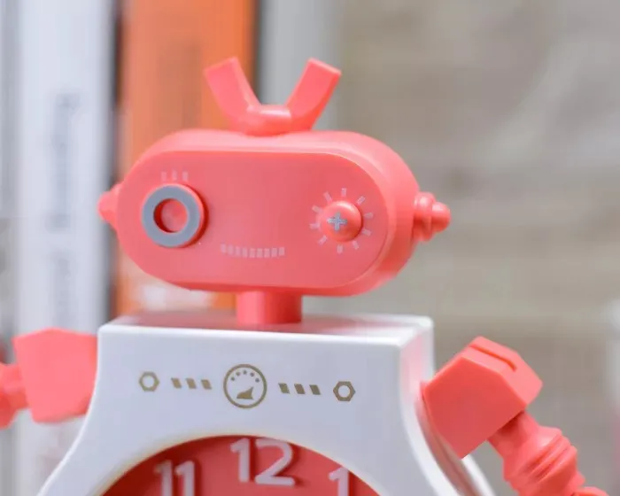 CREATIVE%20ROBOT%20ALARM%20CLOCK%20-%20Image%203