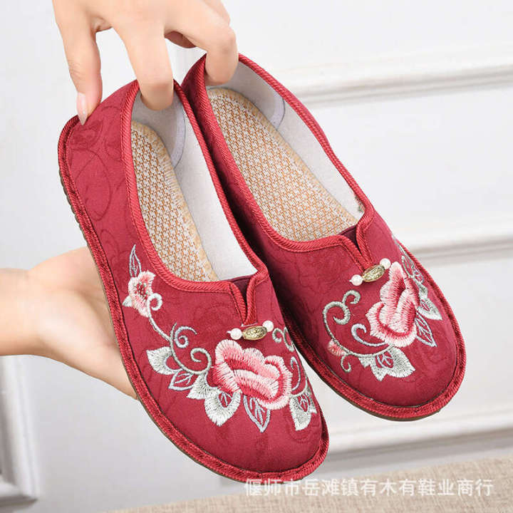 Old Beijing cloth women's anti slip soft sole, comfortable mother's middle-aged and elderly grandmother flat sole single shoes, Hanfu embroidered shoes
