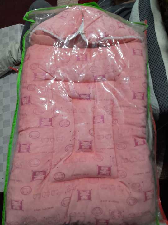 Hooded%20Baby%20Sleeping%20Bag/%20Carry%20Nest%20in%20Fleece%20Fabric%20-%20Image%202