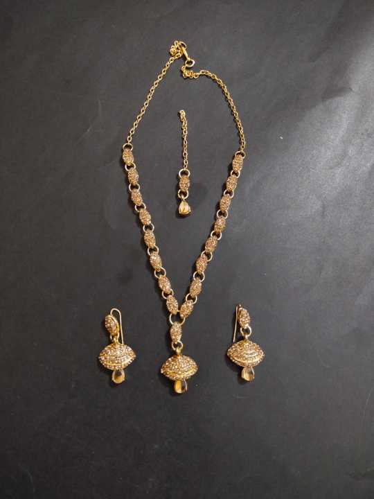 Light%20Weight%20Artificial%20Gold%20Necklace%20Set%20With%20Earrings%20For%20Beautiful%20Girls%20&%20Woman%20-%20Image%202