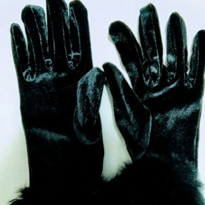 Women's%20Girl's%20Black%20Winter%20Velvet%20Gloves%20With%20Frr%20Cuff%20On%20Wrist%20-%20Image%208