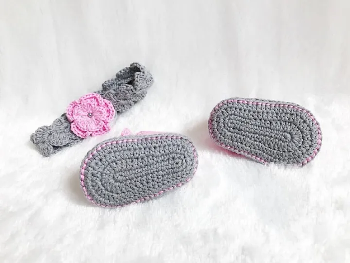 Crochet%20Baby%20Pink%20and%20Grey%20shoes%20and%20headband%20set%20-%20Baby%20headband%20-%20Crochet%20shoes%20-%20Baby%20Shoes%20-%20Baby%20girl%20set%20-%20Baby%20girl%20shoes%20-%20Image%203