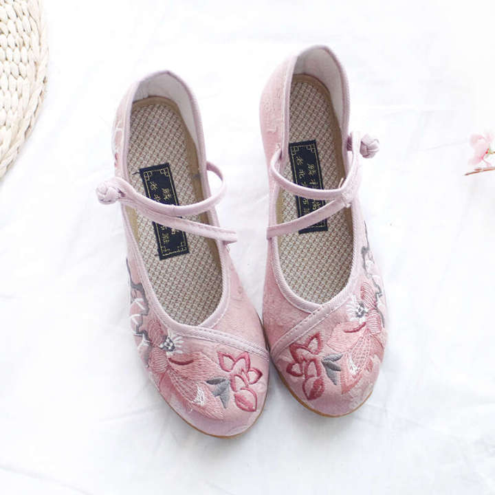 Old%20Beijing%20Ethnic%20Cloth%20Embroidered%20Women's%20Hanfu%20Shoes%20Ancient%20Style%20Elevated%20Slope%20High%20Heels%20-%20Image%204