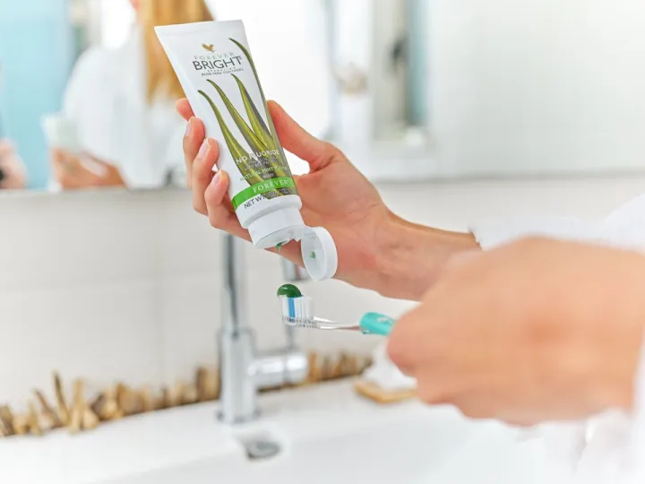 Forever%20aloe%20tooth%20gel%20130g/Bright%20Tooth%20Gel/Toothpaste%20/Teeth%20Whitening%20-%20Image%203