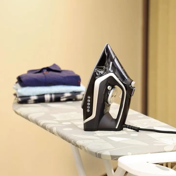 Original%20Geepas%20GSI7801N%20Wet%20and%20Dry%20Steam%20Iron%20with%20Ceramic%20Plate,%20Black,%20(%202%20Years%20Warranty%20)%20-%20Image%204