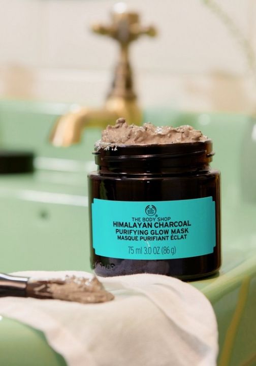 The%20Body%20Shop%20Himalayan%20Charcoal%20Purifying%20Glow%20Mask,%2075ml%20-%20Image%208