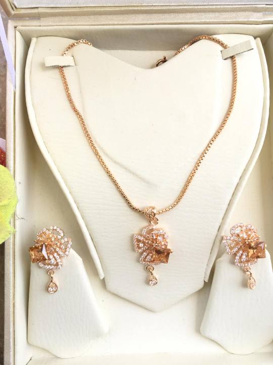 Elegant%20jewelry%20-%20Locket%20Set%20flower%20design%20-%20zircon-%20Golden%20with%20beautiful%20box%20-%20Image%204