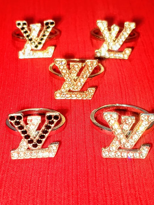 Premium%20Luxury%20Gold-Silver%20Plated%20Zircon%20Ring%20for%20Women%20%E2%80%93%20Elegant%20Attractive%20Engagement%20&%20Party%20Ring%20-%20Image%202