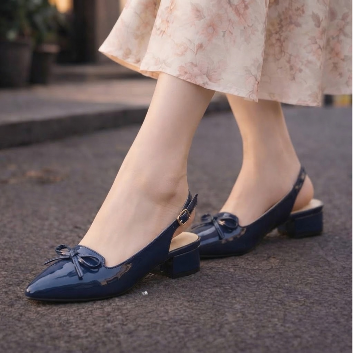 Women's%20Slingback%20Bow%20Flats%20-%20Pointed%20Toe%20Patent%20Finish%20-%20Navy%20&%20Beige%20-%20Image%202