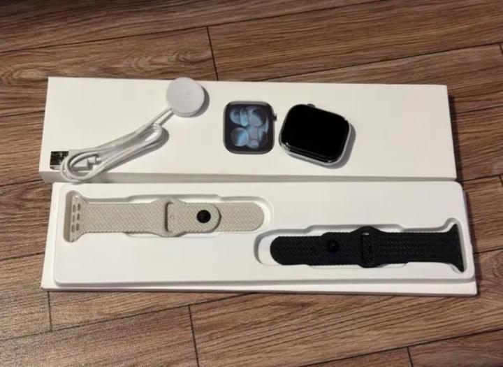 Series%2011%20Style%20Smart%20Watch%20with%202%20Straps%20&%20Wireless%20Charging%20%7C%20Black%20&%20Silver%20Straps%20%7C%20Touch%20Display%20-%20Image%205