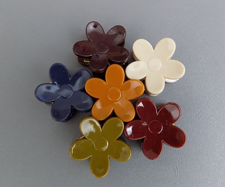 High%20Quality%20Flower%20Shape%20Hair%20Catcher%201%20Inches%20Wide%20In%20Pack%20of%206%20Assorted%20Colours%20For%20Girls%20-%20Image%202