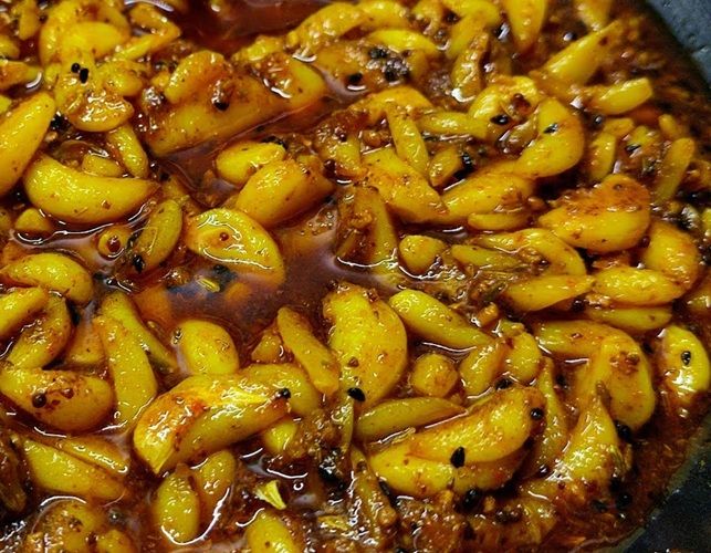 Garlic%20Pickle%20in%20Oil%20%D9%84%DB%81%D8%B3%D9%86%20%D8%A7%DA%86%D8%A7%D8%B1%20Lehsan%20Achaar%20(500-g)%20%7C%20Hakeem%20Lahori%20-%20Image%203