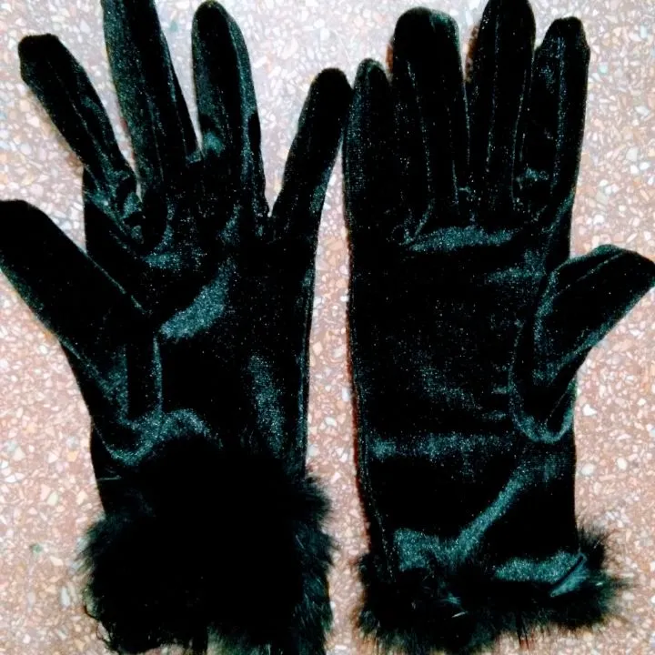 Women's%20Girl's%20Black%20Winter%20Velvet%20Gloves%20With%20Frr%20Cuff%20On%20Wrist%20-%20Image%206