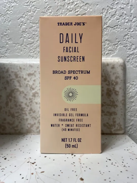 Daily%20Facial%20Sunscreen%20SPF%2040%20%E2%80%93%20Oil%20Free%20Invisible%20Gel%20Sunblock,%20Fragrance%20Free%20Broad%20Spectrum%20UV%20Protection%20for%20All%20Skin%20Types%20-%20Image%204