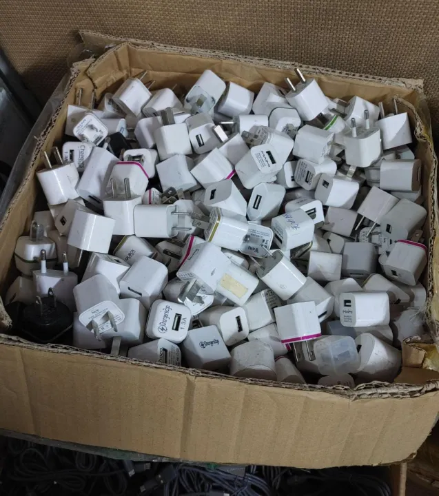 Small%205V/1A%20charger%20for%20kepad%20mobiles,%20led%20lights,%20ear%20buds,%20bluetooth%20headset%20-%20Image%202