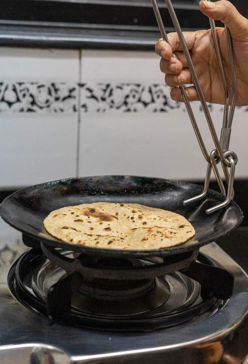 Cooking%20Hot%20Pot%20Holder%20-%20Kitchen%20Helper%20Pincer%20Gripper%20Plas%20-%20Image%203