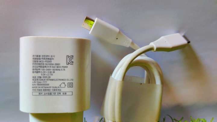 LG_Fast%20Charger%205.0V%201.8A%20or%209.0V%201.8A%20Qualcomm%203.0%2018watt%20/%209V%20%202.77A%20Super%20fast%20charger%20For%20LG_V10%20V20%20V30%20V60%20G5%20G6%20G7%20G8%20velvet%20vivo_S1%20S1%20Pro%20A%2010%2020%2030%2032%2050%2052%2053%2070%2072%20and%20All%20Others%20Smartphones%20-%20Image%205