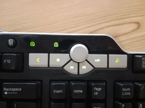 D-e-l-l%20Business%20Multimedia%20Keyboard%20Soft%20Keys%20Fashionable%20Design%20or%20home%20and%20office%20use%20with%20Thumb%20Holder%20-%20Image%203
