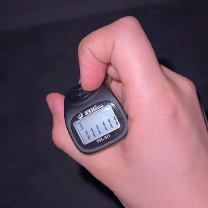 Digital%20Finger%20Tally%20Counter%208%20Channels%20Backlight%20Time%20Prayer%20Silicone%20Ring%20Tasbeeh%20Counter%20%7C%20ABS%20Plastic%20Tasbih%20With%20LED%20-%20Image%203