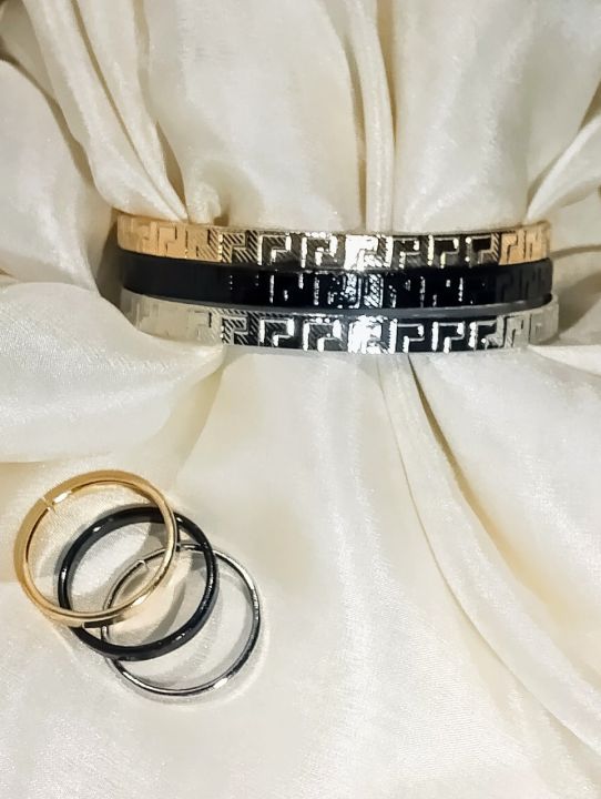 Elegant%20Three-Tone%20Bangles%20&%20Rings%20Set%E2%80%93%20Gold,%20Silver,%20&%20Black%20Bangles%20Fashion%20Hand%20Jewelry%20-%20Image%202