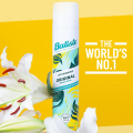 Batiste Dry Shampoo Original 200ml, Fresh & Clean Fragrance, No Rinse Spray to Refresh Hair in Between Washes. 