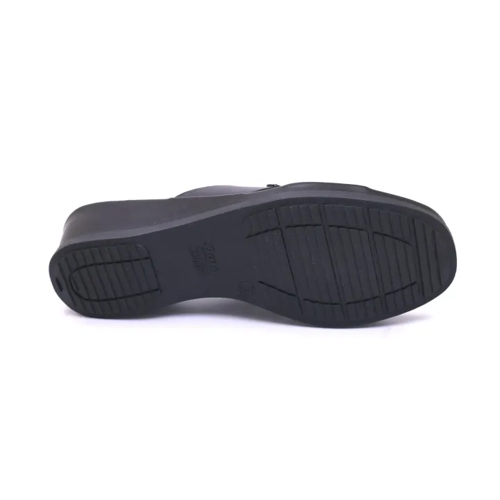 Comfit%20By%20Bata%20Black%20Chappals%20For%20Women%20-%20Image%203