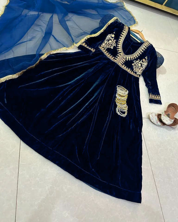 Stylish%20Long%20Embroidered%20Velvet%20Frock%20for%20Women%203-Piece%20Suit%20-%20Party%20Wear%20Velvet%20Frocks%20for%20Women%20-%20Image%202