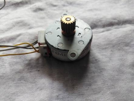 Minebea%20PM35S-048-TBH2%20High%20Quality%20Stepper%20Motor%20-%2024VDC,%200.5A/Phase,%207.5%20Deg/Step%20-%205%20Wire%20Hybrid%20Motor%20-%20Image%204