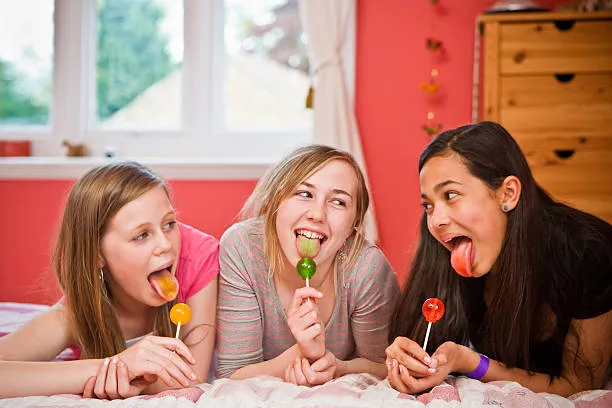 Eazu%20Pogy%20Pogy%20Fruity%20Lollipop%2050%20Pieces%20Jar%20-%20Image%206