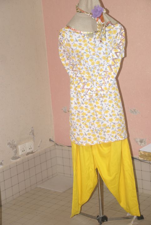 Yellow%20printed%20shirt%20with%20patyala%20%20shalwar%20-%20Image%208